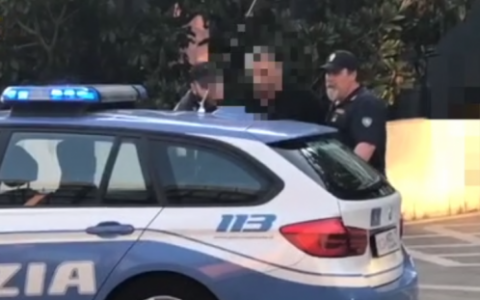 Lucca, maltratta il cane e minaccia gli agenti: giovane denunciato
