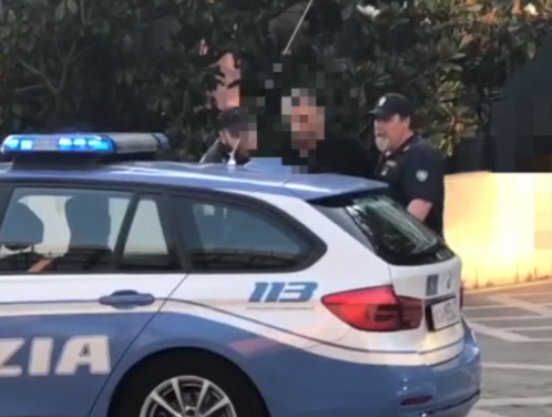 Lucca, maltratta il cane e minaccia gli agenti: giovane denunciato