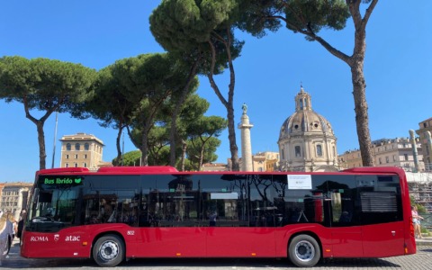 Malore per un autista Atac, sbanda e travolge sette veicoli