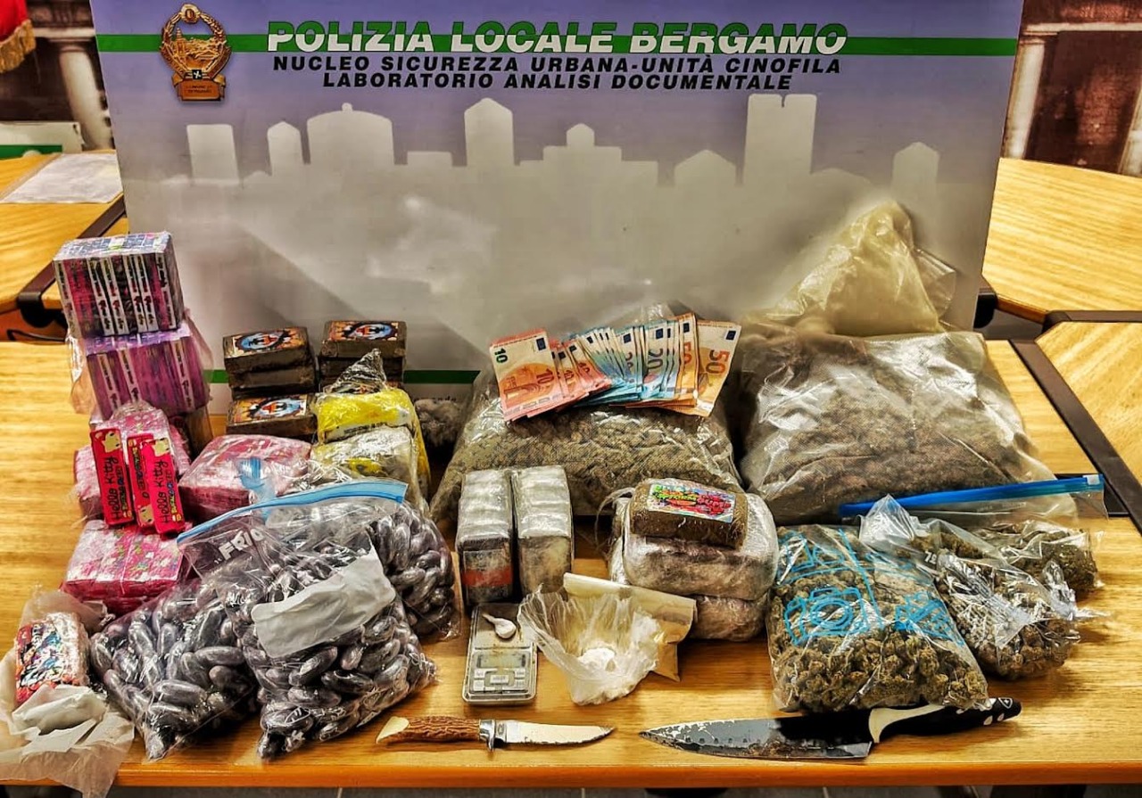 Maxi blitz tra le via Gasparini e Bono: sequestrati 16 chili di droga, un arresto