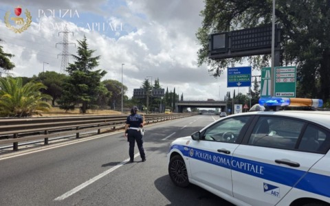 Maxi rogo di sterpaglie a ridosso del Raccordo, spento dopo ore