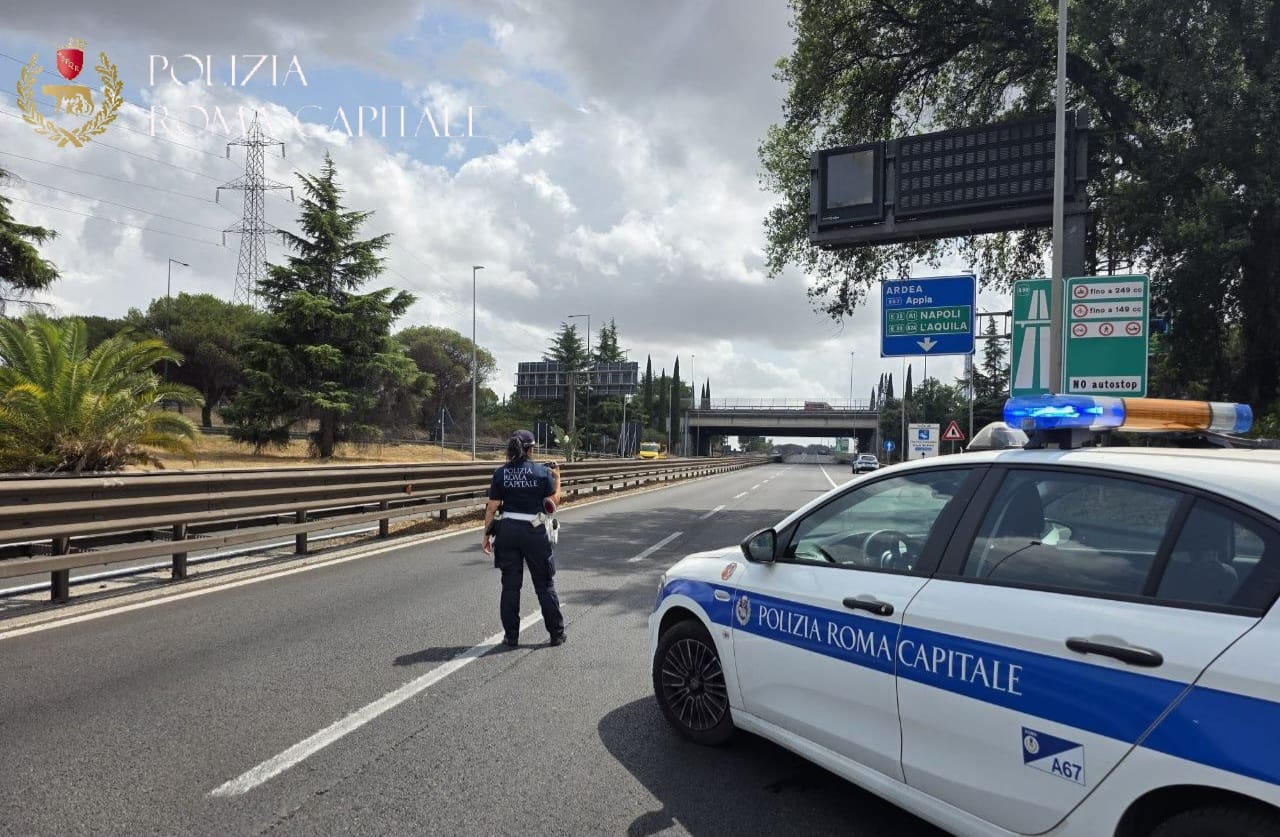 Maxi rogo di sterpaglie a ridosso del Raccordo, spento dopo ore