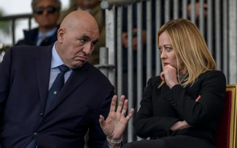 Meloni tace, Crosetto ricuce: domani ad Ankara il faccia a faccia (inevitabile) con Trump