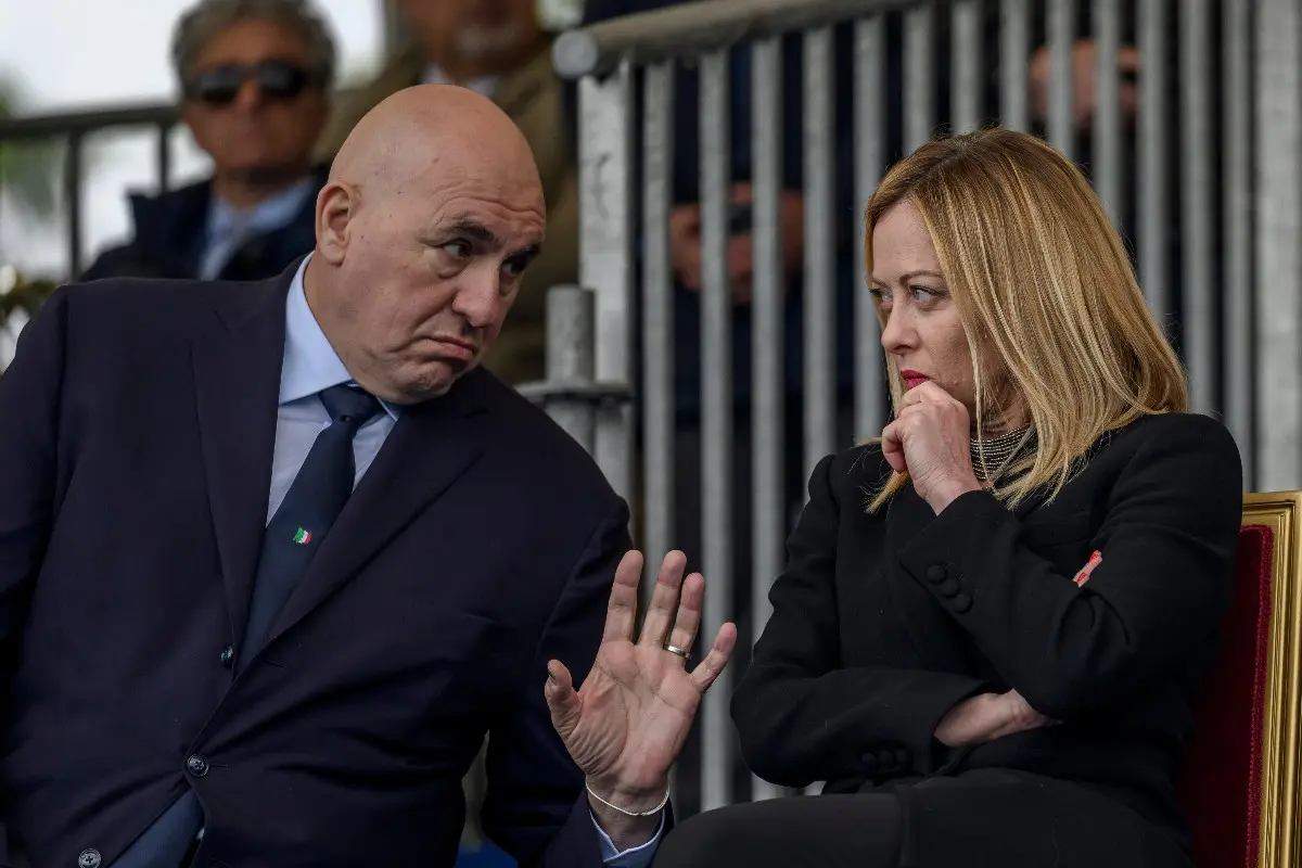 Meloni tace, Crosetto ricuce: domani ad Ankara il faccia a faccia (inevitabile) con Trump