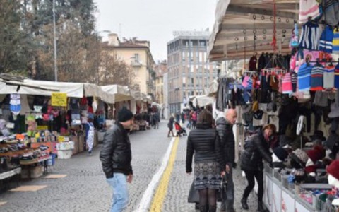 Mercato in centro, il Comune tira dritto