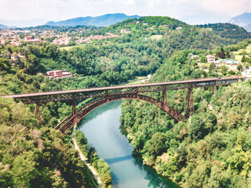 Minaccia il suicidio dal ponte, salvato dai passanti
