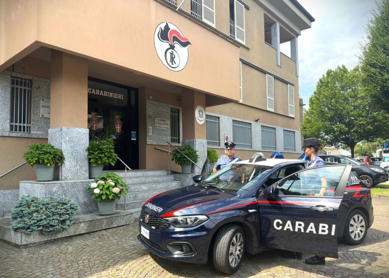 Minaccia la madre con la pistola per i soldi, arrestata