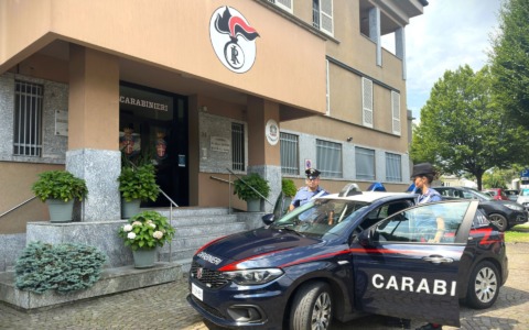 Minaccia la madre con la pistola per i soldi, arrestata