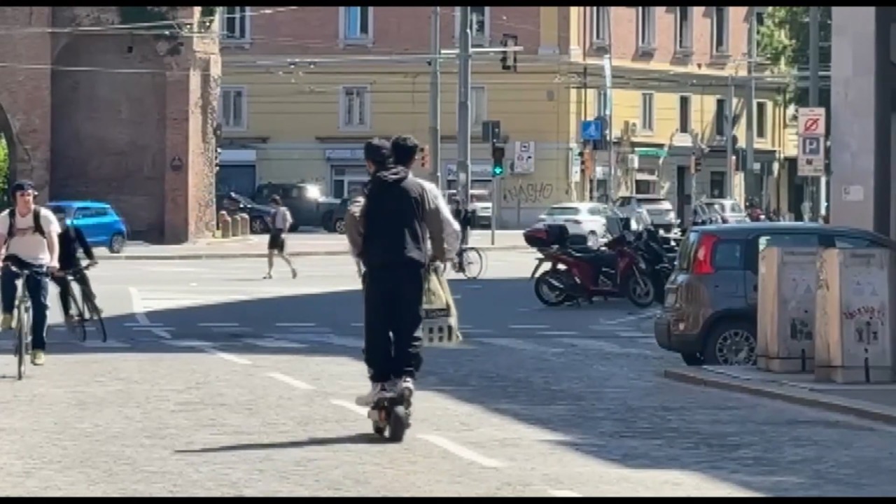 Monopattino viaggiava a 70 km/h, multa al conducente e mezzo sequestrato