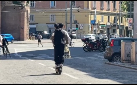 Monopattino viaggiava a 70 km/h, multa al conducente e mezzo sequestrato