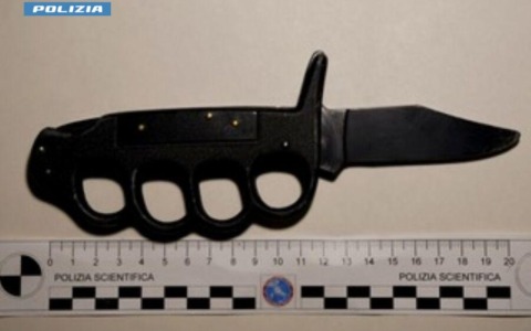 Movida novarese, controlli straordinari: sequestrati un coltello con tirapugni e metanfetamine