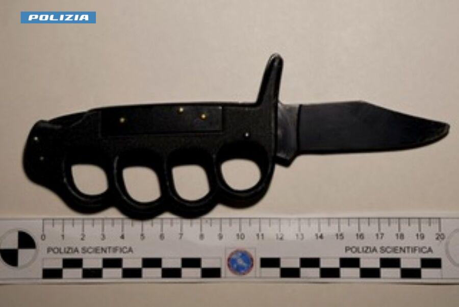 Movida novarese, controlli straordinari: sequestrati un coltello con tirapugni e metanfetamine