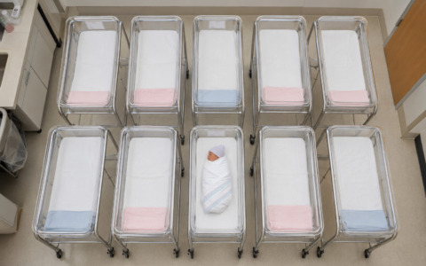 Nascite ancora in calo, nel 2025 solo 355mila bambini: nuovo minimo storico in Italia