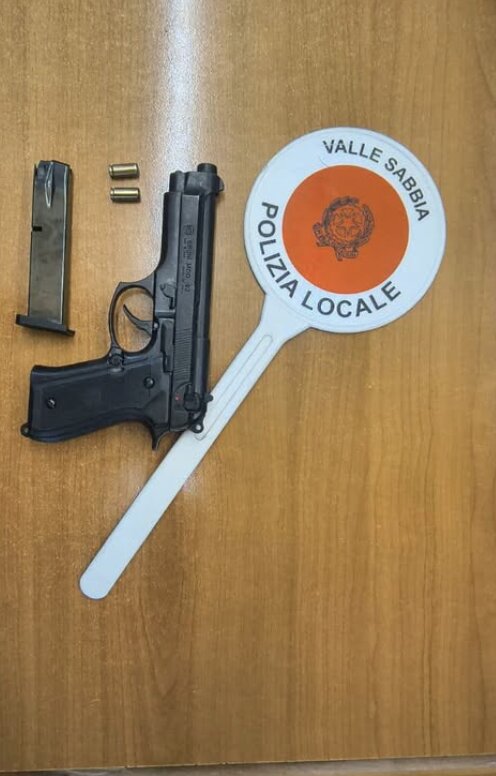 Nasconde in un borsello una pistola giocattolo, due proiettili e un passamontagna: denunciato un minore