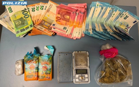 Nascondeva la droga sul balcone e nel frigo: arrestata 50enne