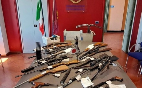 Nascondeva un arsenale in casa: arrestato