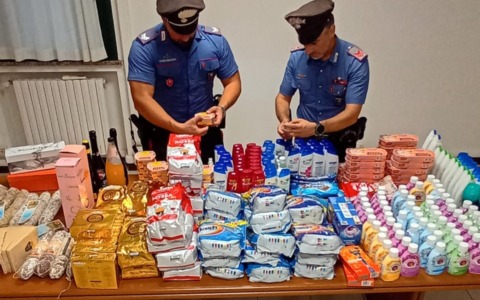 Nel bagagliaio dell’auto una “spesa” da migliaia di euro ma senza scontrino