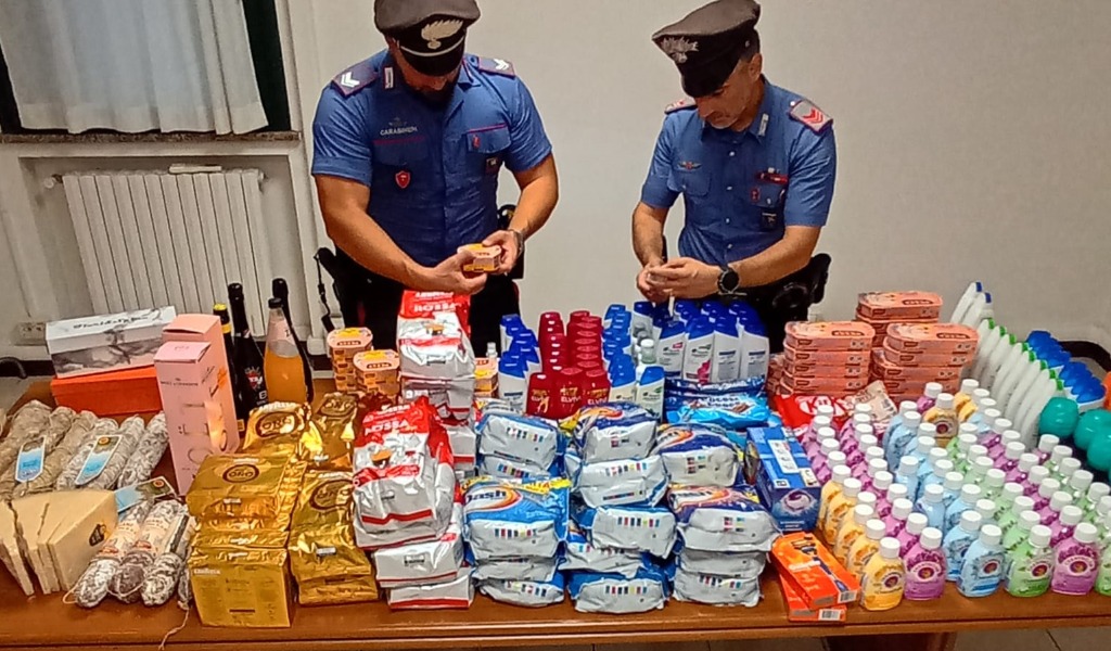 Nel bagagliaio dell’auto una “spesa” da migliaia di euro ma senza scontrino