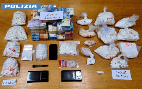 Nel box 5 chili di Coca e 365mila euro in contanti: arrestati padre e figlio