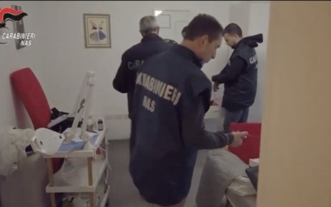 Neonato con lesioni dopo circoncisione clandestina, denunciato cardiologo