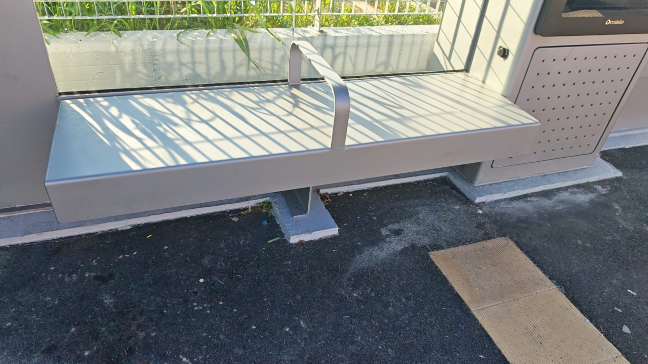 No alle panchine anti-clochard delle pensiline e-Brt: l’appello di Sinistra Italiana Bergamo