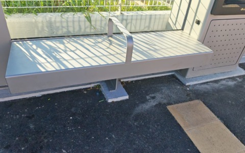 No alle panchine anti-clochard delle pensiline e-Brt: l’appello di Sinistra Italiana Bergamo