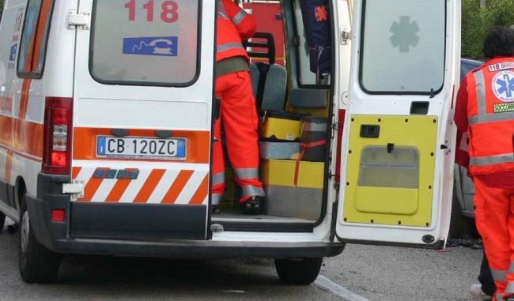 Non ce l’ha fatta il motociclista 65enne dopo lo schianto contro un’auto a Mede