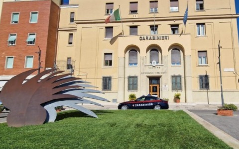 Non si ferma all’alt dei Carabinieri e aggredisce i militari