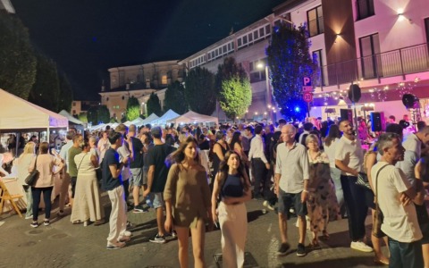“Notte bianca”, in migliaia invadono il borgo