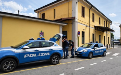 Notte di controlli alla stazione di Carnate: 80 persone identificate, sequestrati un coltello e hashish