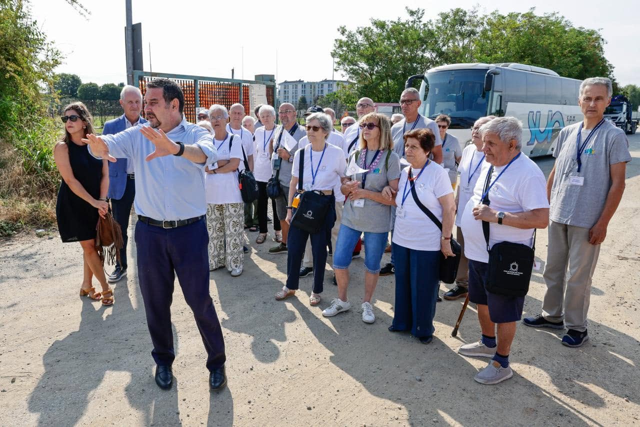 Novara, gli ospiti della Casa di Giorno in tour tra i cantieri con il sindaco: “Umarell per un giorno”