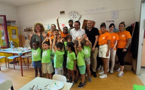 Novara, sindaco e assessore in visita ai centri estivi comunali: coinvolti 600 bambini