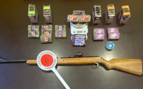 Oleggio pregiudicato trovato con 4 kg di droga e armi: arrestato