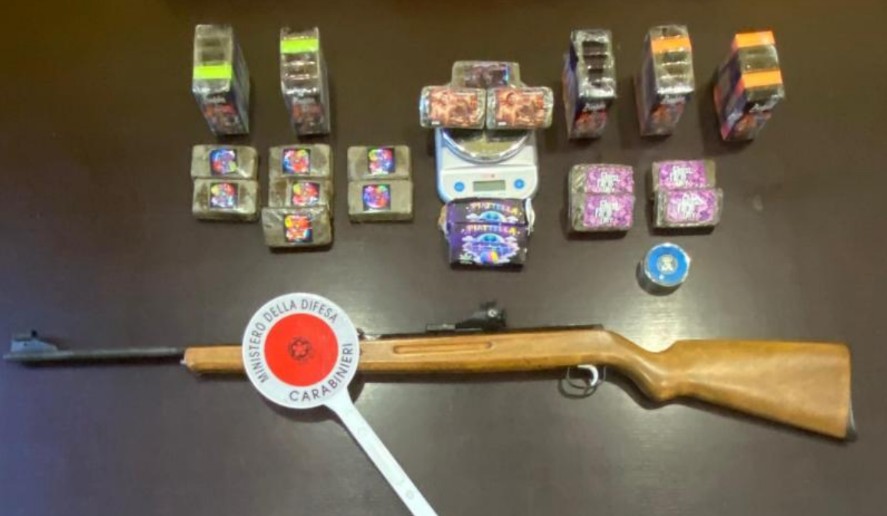 Oleggio pregiudicato trovato con 4 kg di droga e armi: arrestato