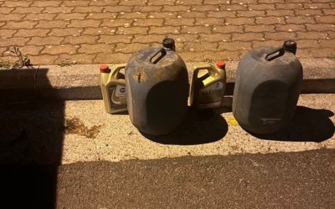 Olio esausto abbandonato in strada. La denuncia dell’ex assessore: «Vigliacchi»