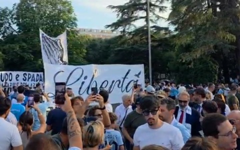 Oltre 20 mila tifosi della Lazio in corteo contro Lotito, in piazza anche il Presidente della Regione Rocca: “Non possiamo essere ostaggi” VIDEO