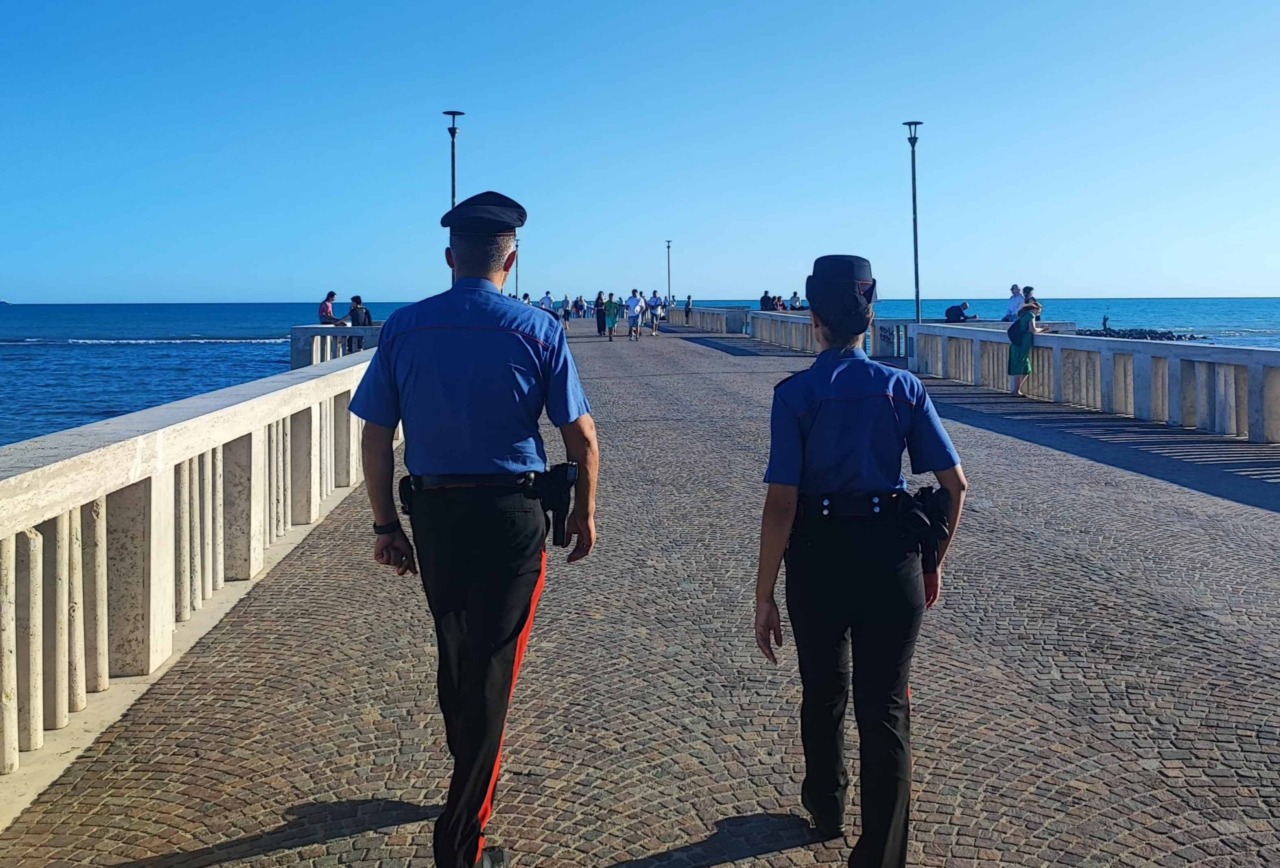 Ostia, dramma sul pontile: si tuffa in mare e batte la testa, muore un giovane