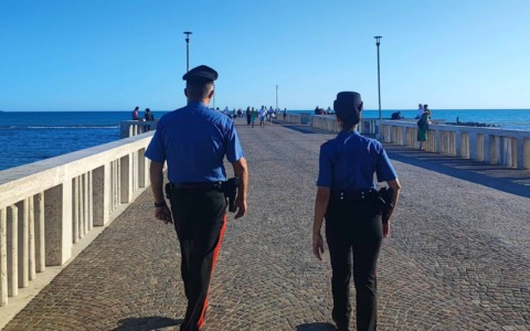 Ostia, dramma sul pontile: si tuffa in mare e batte la testa, muore un giovane