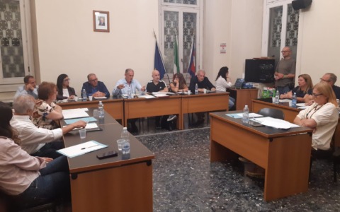 Ovada, il consiglio fa squadra: doppio voto unanime su ferrovia ed ex Lai