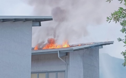 Pannelli fotovoltaici in fiamme a Banchette