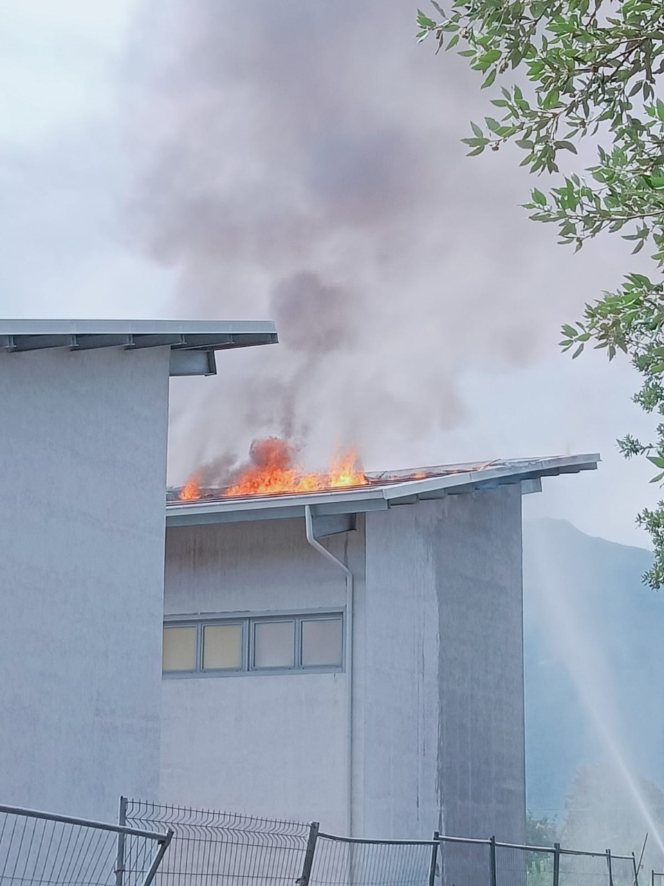 Pannelli fotovoltaici in fiamme a Banchette