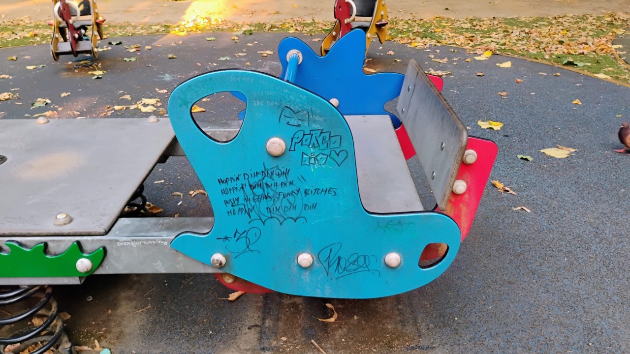 Parco inclusivo di piazza Mazzini deturpato dai graffiti. Uno sfregio all’opera di Biud 10