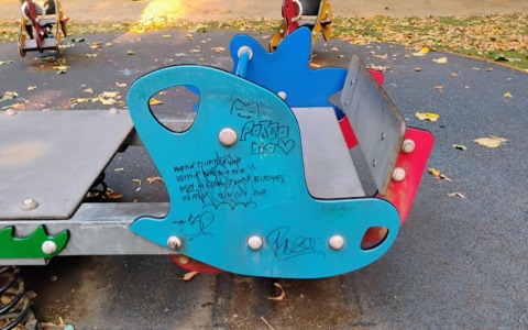 Parco inclusivo di piazza Mazzini deturpato dai graffiti. Uno sfregio all’opera di Biud 10