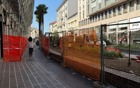 Partita la riqualificazione delle aiuole in via Italia