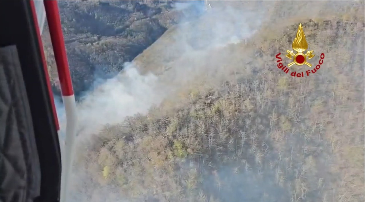 Torna no le fiamme sul Monte Serra, incendio domato