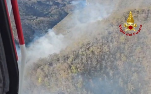 Torna no le fiamme sul Monte Serra, incendio domato