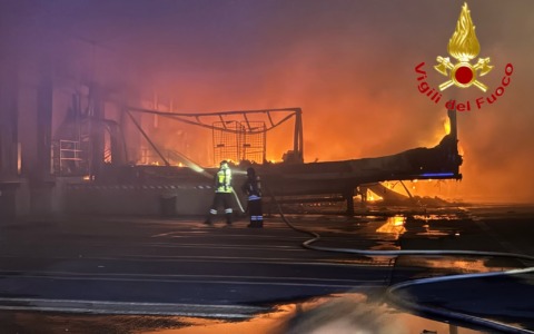 Pauroso incendio al centro Brt Bovisa, oltre 50 Vigili del Fuoco al lavoro