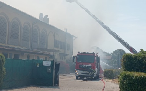 Pauroso incendio all’agriturismo L’Agricola, tetto divorato dalle fiamme