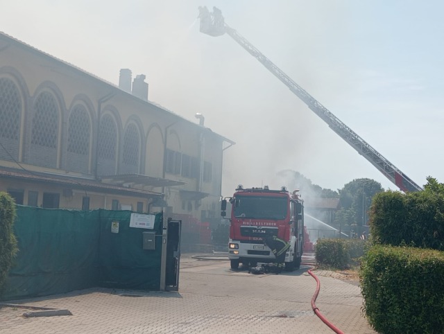Pauroso incendio all’agriturismo L’Agricola, tetto divorato dalle fiamme