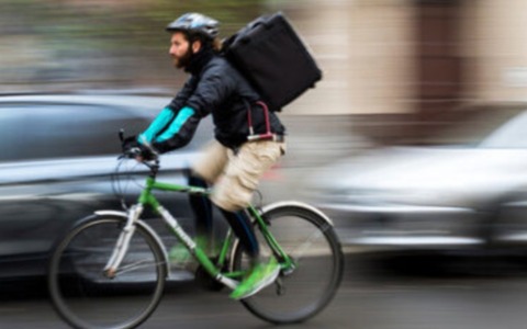 Pavia, furti ai rider durante le consegne: Codacons chiede più controlli e sicurezza in città